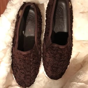 TORY BURCH SKATE SHOE. ROSE PATTERN SLIP ON SZ 8M